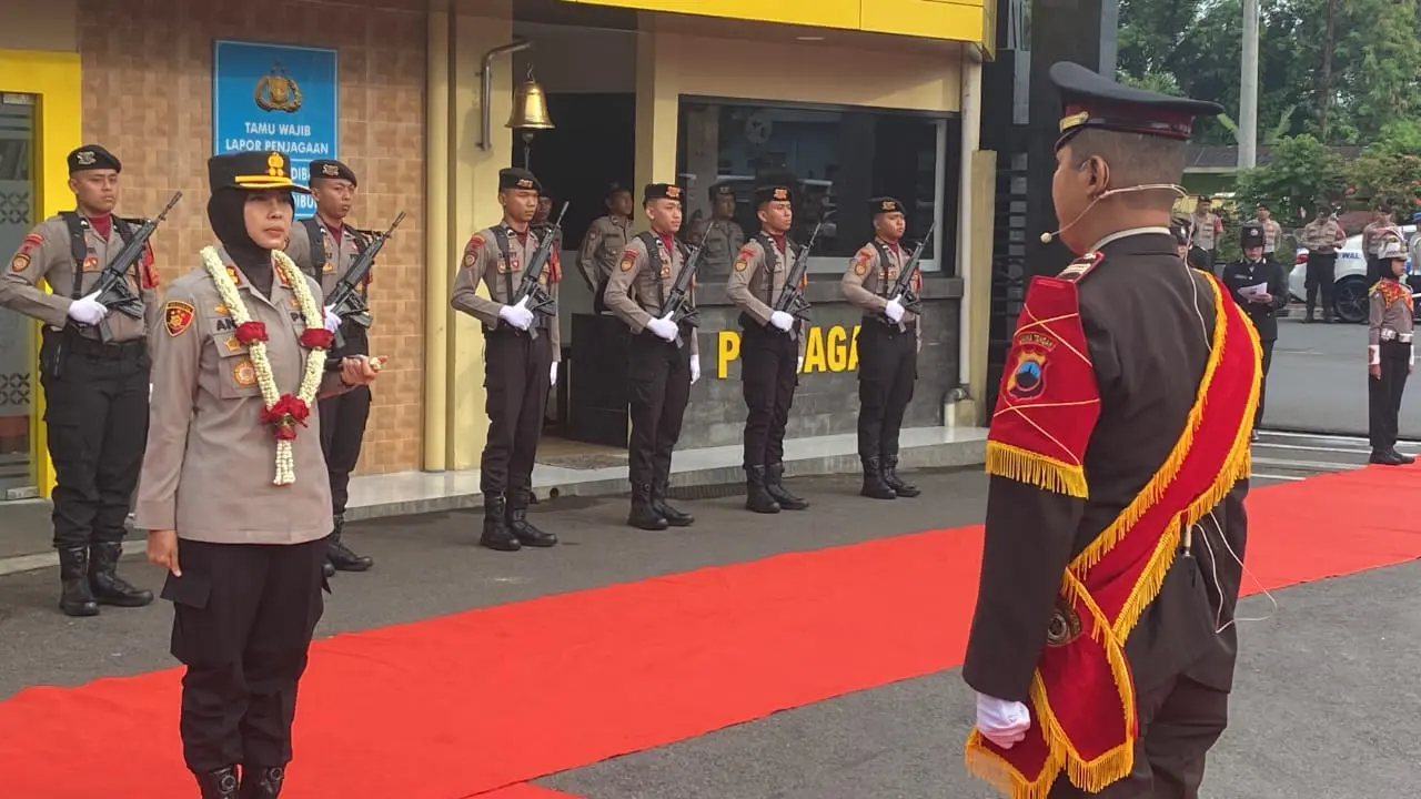 Kartini masa kini yaitu Kapolres Purbalingga, AKBP Anita Indah Setyaningrum saat menerima sambutan jabatan Kapolres, Desember 2025 lalu. (foto: dok Polres Purbalinga)