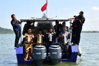 Lanal Cilacap dab PSDKP melepasliarkan ribuan benih lobster ke Laut Nusakambangan. (Lanal Cilacap).