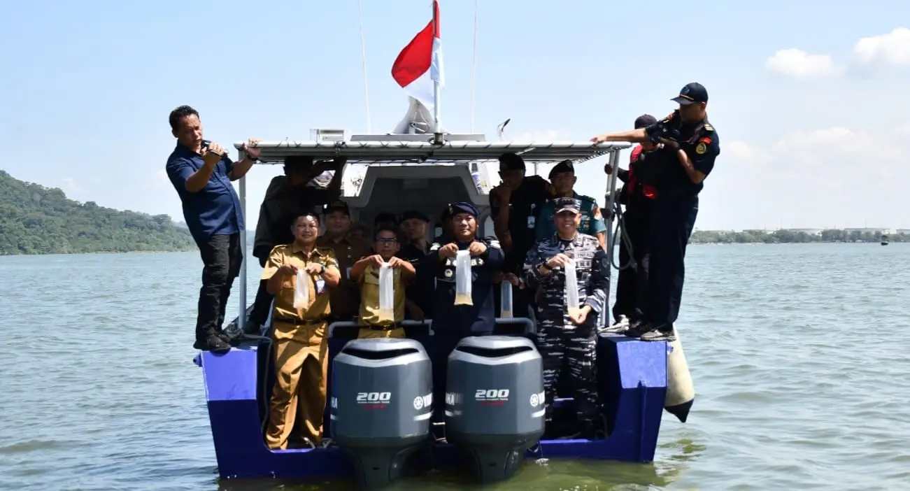 Lanal Cilacap dab PSDKP melepasliarkan ribuan benih lobster ke Laut Nusakambangan. (Lanal Cilacap).
