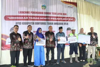 Bupati Banyumas Sadewo Tri Lastiono, saat acara peluncuran penanganan Rumah Tidak Layak Huni (RTLH) tahun anggaran 2026 yang dipusatkan di Desa Besuki, Kecamatan Lumbir, Selasa (21/04/2026).