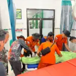 Korban tenggelam di Pantai Bleberan saat dievakuasi ke Puskesmas Adipala Cilacap. (Kansar Cilacap).