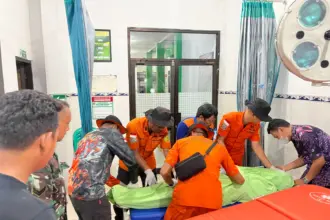 Korban tenggelam di Pantai Bleberan saat dievakuasi ke Puskesmas Adipala Cilacap. (Kansar Cilacap).