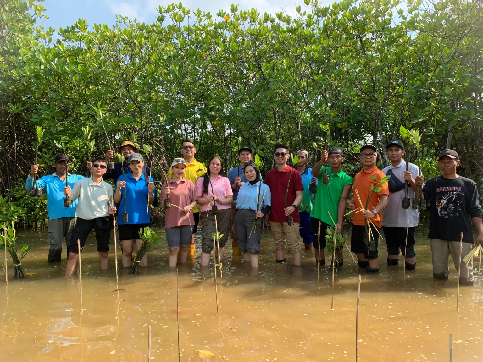 Jajaran manajeman Noola Hotel Cilacap peringati Hari Bumi dengan menanam mangrove. (Noola Hotel).