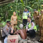 Kapolsek Karanganyar Purbalingga beserta jajaran saat merayu Basirun agar mau pindah dari tempat semua di gubuk pinggir sungai, Senin (20/4/2026). (Foto: Humas Polres Purbalingga)