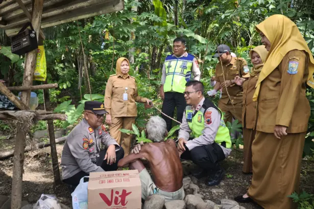 Kapolsek Karanganyar Purbalingga beserta jajaran saat merayu Basirun agar mau pindah dari tempat semua di gubuk pinggir sungai, Senin (20/4/2026). (Foto: Humas Polres Purbalingga)