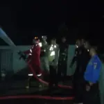 Petugas Damkar saat padamkan kebakaran rumah di Madusari, Wanareja, Cilacap. (Damkar Cilacap).