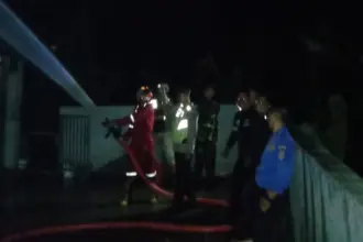 Petugas Damkar saat padamkan kebakaran rumah di Madusari, Wanareja, Cilacap. (Damkar Cilacap).