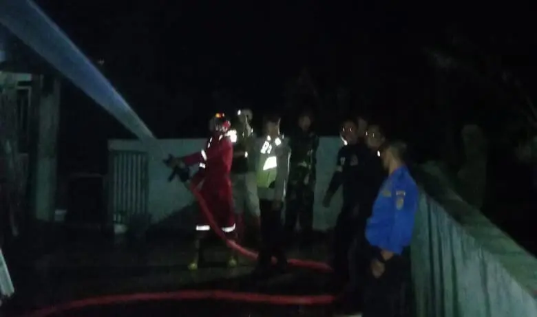 Petugas Damkar saat padamkan kebakaran rumah di Madusari, Wanareja, Cilacap. (Damkar Cilacap).
