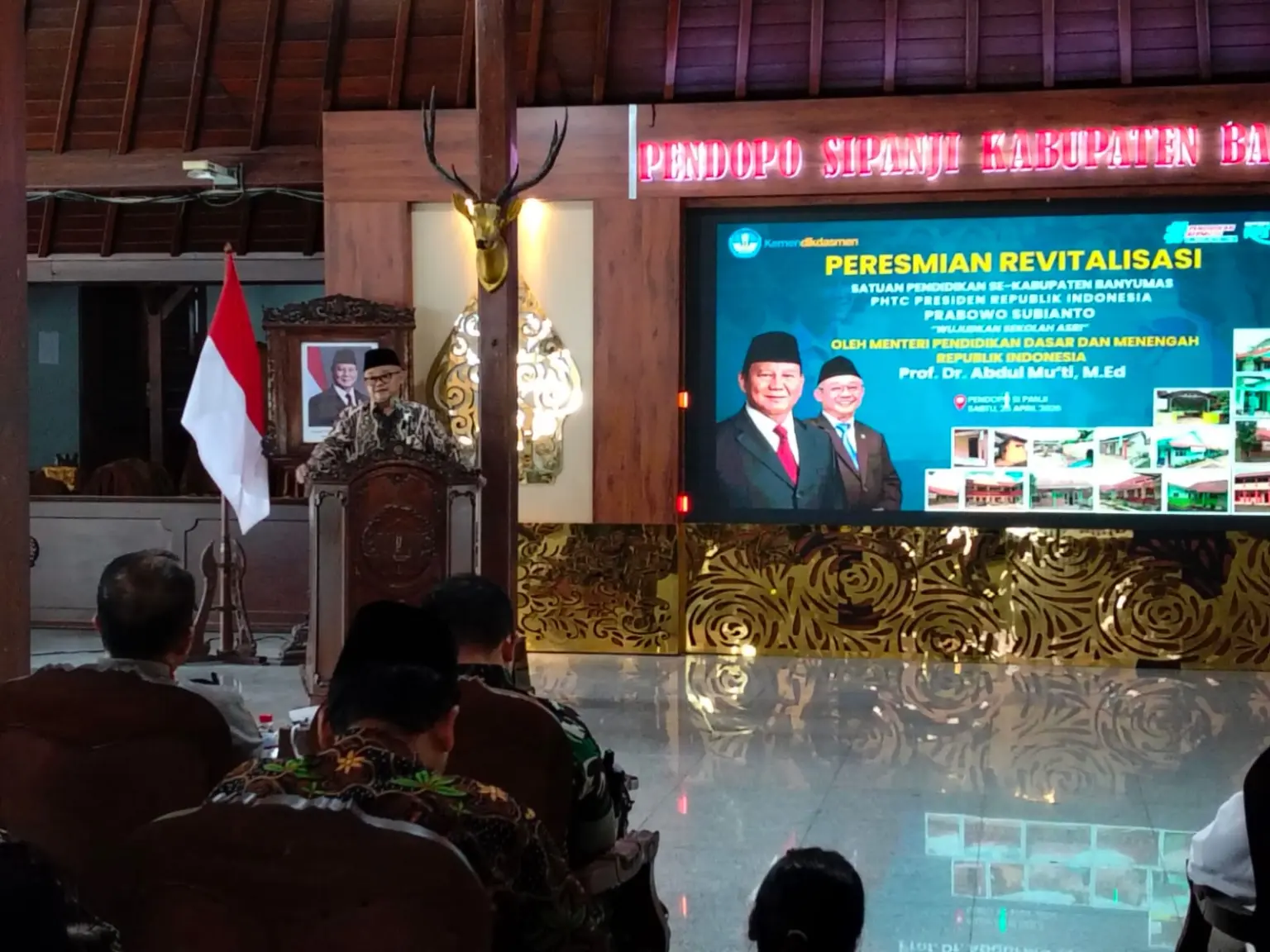 Menteri Pendidikan Dasar dan Menengah (Mendikdasmen), Abdul Mu’ti, saat memberikan pidato di Pendopo Si Panji Purwokerto, Sabtu (25/04/2026).