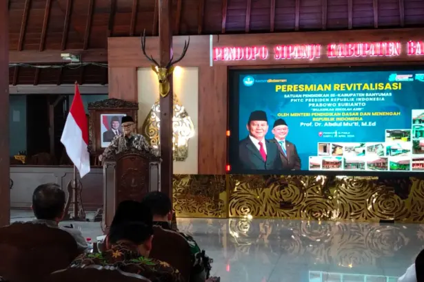 Menteri Pendidikan Dasar dan Menengah (Mendikdasmen), Abdul Mu’ti, saat memberikan pidato di Pendopo Si Panji Purwokerto, Sabtu (25/04/2026).