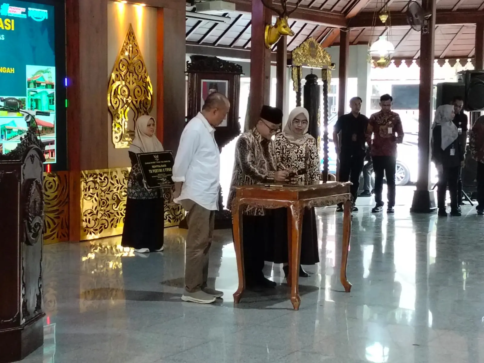 Menteri Pendidikan Dasar dan Menengah (Mendikdasmen), Abdul Mu’ti menandatangani plakat sekolah penerima bantuan revitalisasi, di Pendopo Si Panji Purwokerto, Sabtu (25/04/2026).