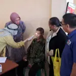 Plh Sekda Cilacap Annisa Fabrian didampingi Ketua PMI Cilacap Farid Ma'ruf dan jajaran saat meninjau sekrining Operasi Katarak di Cilacap. (Faiz Ardani).