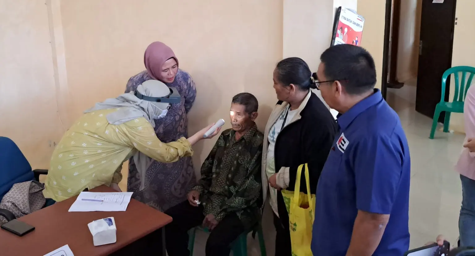 Plh Sekda Cilacap Annisa Fabrian didampingi Ketua PMI Cilacap Farid Ma'ruf dan jajaran saat meninjau sekrining Operasi Katarak di Cilacap. (Faiz Ardani).
