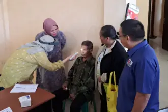Plh Sekda Cilacap Annisa Fabrian didampingi Ketua PMI Cilacap Farid Ma'ruf dan jajaran saat meninjau sekrining Operasi Katarak di Cilacap. (Faiz Ardani).