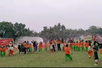 Keseruan saat anak anak TK dan PAUD dikenalkan profesi Pemadam Kebakaran, Rabu (22/4/2026). (foto: Panitia Outing Class)