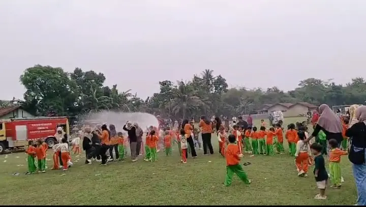 Keseruan saat anak anak TK dan PAUD dikenalkan profesi Pemadam Kebakaran, Rabu (22/4/2026). (foto: Panitia Outing Class)
