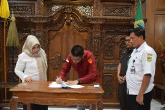 Pulihkan Kerugian Negara, Kejari Purwokerto Serahkan Rp181 Juta ke Pemkab Banyumas 