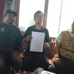 Korban dugaan penipuan PT Rash Ahsana Air, Supriyono dan Ahmad Samsul Arifin, didampingi kuasa hukum, menunjukan surat kuasa, kepada Advocat Djoko Susanto, Kamis (30/04/2026).