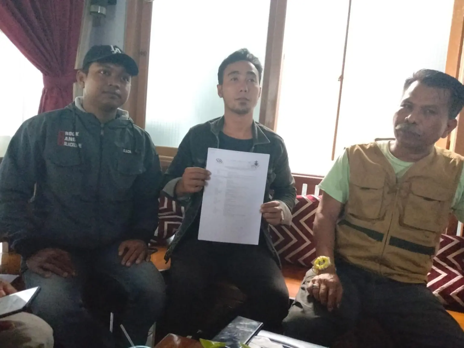 Korban dugaan penipuan PT Rash Ahsana Air, Supriyono dan Ahmad Samsul Arifin, didampingi kuasa hukum, menunjukan surat kuasa, kepada Advocat Djoko Susanto, Kamis (30/04/2026).