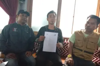 Korban dugaan penipuan PT Rash Ahsana Air, Supriyono dan Ahmad Samsul Arifin, didampingi kuasa hukum, menunjukan surat kuasa, kepada Advocat Djoko Susanto, Kamis (30/04/2026).