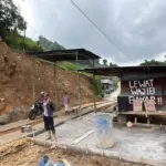 Pengendara sepeda motor saat melintasi jalan darurat Kaliireng Pejawaran, Rabu (16/4/2026). (Foto: Kominfo Banjarnegara)