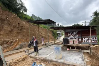 Pengendara sepeda motor saat melintasi jalan darurat Kaliireng Pejawaran, Rabu (16/4/2026). (Foto: Kominfo Banjarnegara)