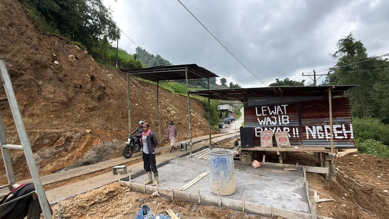 Pengendara sepeda motor saat melintasi jalan darurat Kaliireng Pejawaran, Rabu (16/4/2026). (Foto: Kominfo Banjarnegara)