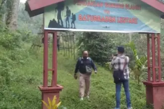 Gerbang jalur pendakian Gunung Slamet via Baturraden Lestari yang kini resmi ditutup mulai Senin (6/4/2026).