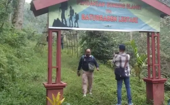 Gerbang jalur pendakian Gunung Slamet via Baturraden Lestari yang kini resmi ditutup mulai Senin (6/4/2026).