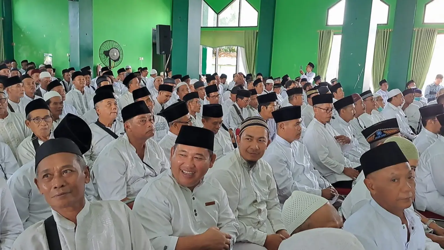 Jemaah calon haji Kabupaten Cilacap saat ikuti manasik haji di Gedung IPHI Cilacap. (Faiz Ardani).