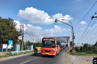 Kondisi lalu lintas di jembatan Serayu Banyumas, pada Jumat (24/04/2026).