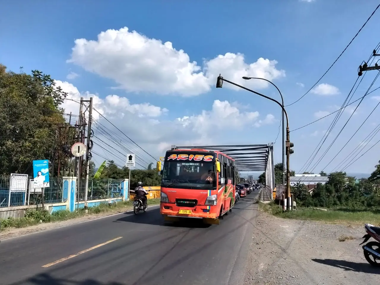 Kondisi lalu lintas di jembatan Serayu Banyumas, pada Jumat (24/04/2026).
