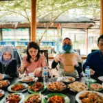 Pengunjung menikmati hidangan kepiting di Kampoeng Kepiting Kutawaru, Cilacap. (Kilang Cilacap).