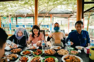 Pengunjung menikmati hidangan kepiting di Kampoeng Kepiting Kutawaru, Cilacap. (Kilang Cilacap).