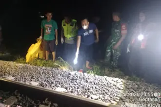 Polisi saat olah tempat kejadian perkara korban tertabrak kereta api di Kroya Cilacap. (Polresta Cilacap).