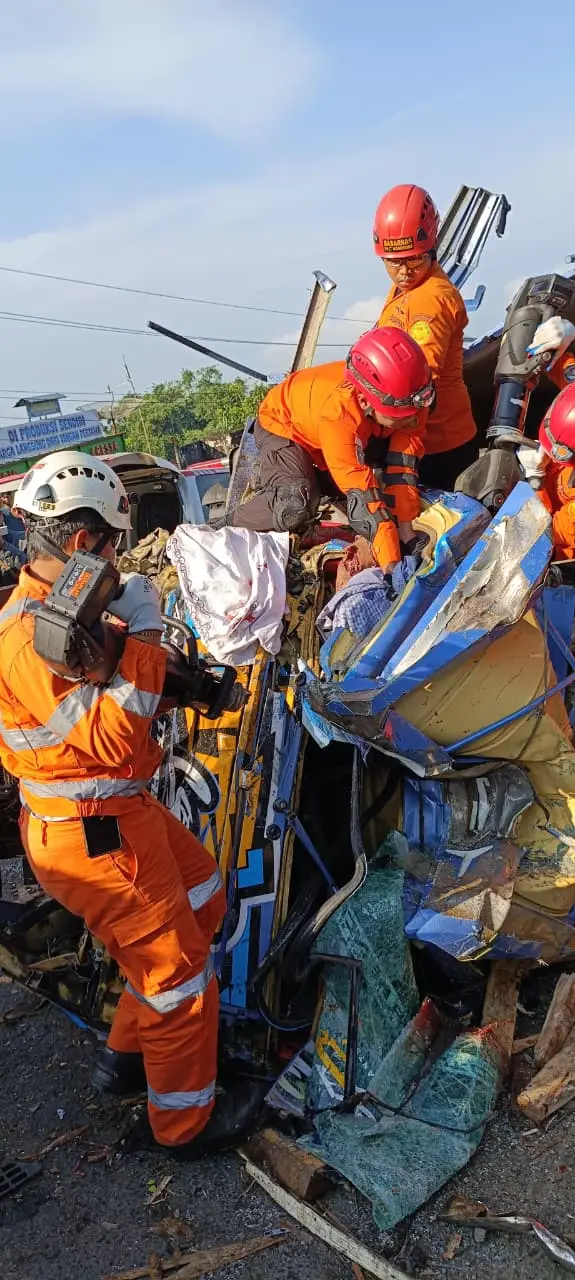Ngeri ! Truk Muatan Kayu Oleng di Kertek Wonosobo, Tabrak 4 Kendaraan: 2 Tewas, 3 Luka