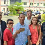 Kuasa hukum keluarga kakek pasien rehabilitasi Aloysius Soni menunjukkan secarik kertas permintaan pemindahan rumah sakit. (Faiz Ardani).