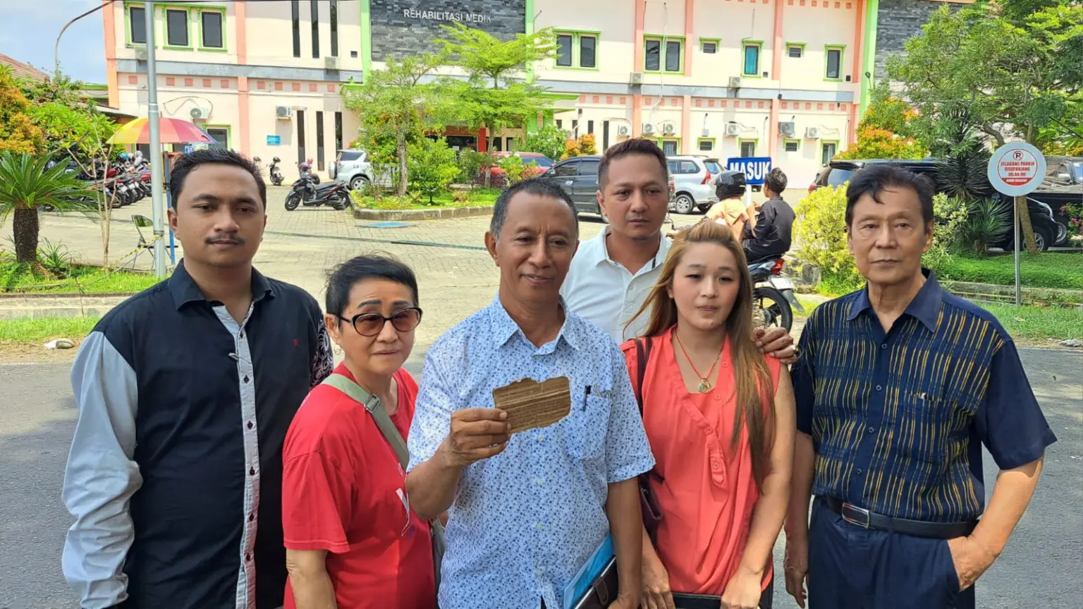 Kuasa hukum keluarga kakek pasien rehabilitasi Aloysius Soni menunjukkan secarik kertas permintaan pemindahan rumah sakit. (Faiz Ardani).
