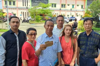 Kuasa hukum keluarga kakek pasien rehabilitasi Aloysius Soni menunjukkan secarik kertas permintaan pemindahan rumah sakit. (Faiz Ardani).