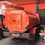 Kepala Pelaksana BPBD Cilacap, Taryo, saat mengecek Armada Tangki Air bersih yang disiagakan hadapi musim kemarau. (Faiz Ardani).