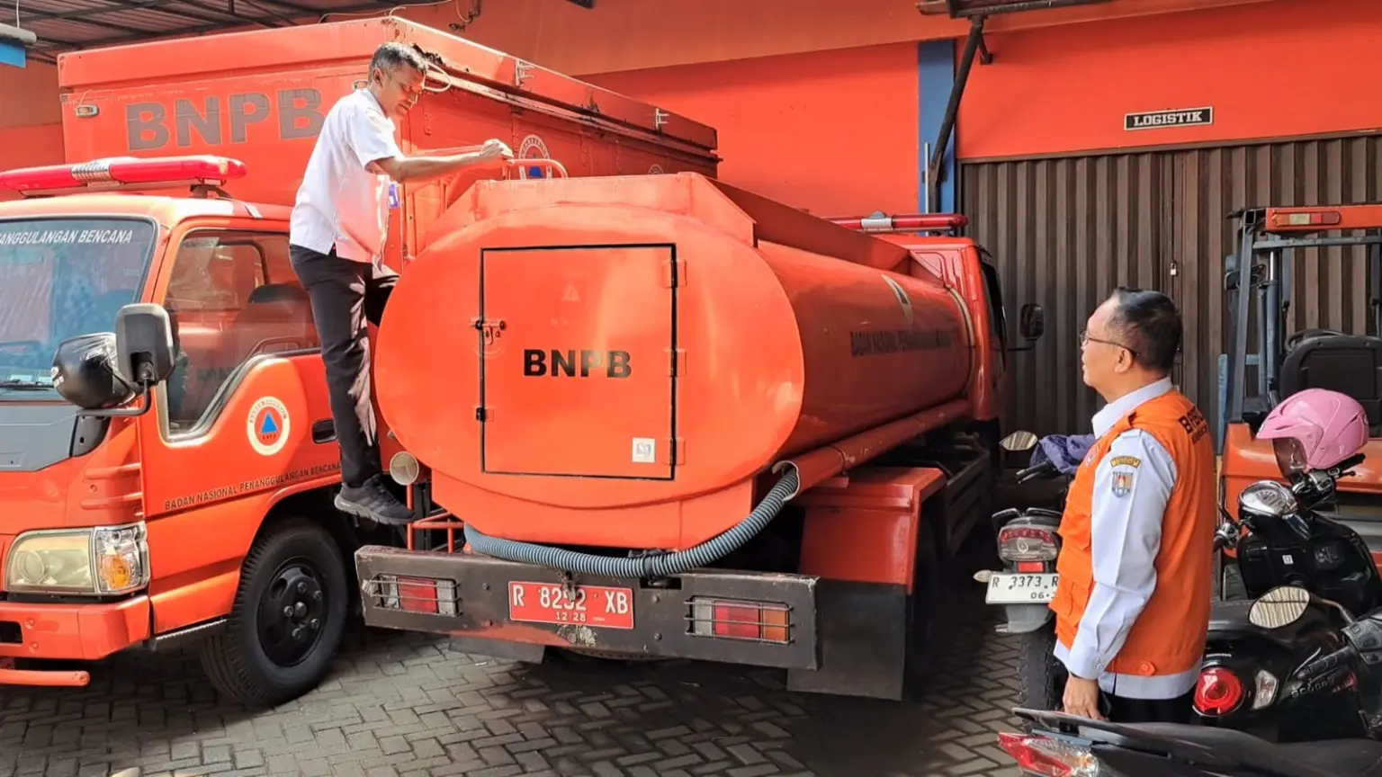 Kepala Pelaksana BPBD Cilacap, Taryo, saat mengecek Armada Tangki Air bersih yang disiagakan hadapi musim kemarau. (Faiz Ardani).