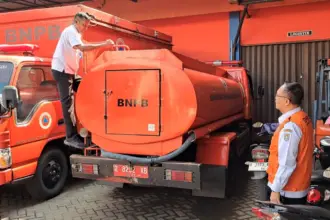 Kepala Pelaksana BPBD Cilacap, Taryo, saat mengecek Armada Tangki Air bersih yang disiagakan hadapi musim kemarau. (Faiz Ardani).