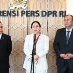 ketua dpr ri dr h c puan maharani saat memberikan keterangan pers pasca rapat paripurna di nusan20260421182836 Ketua DPR Pastikan Komunikasi Politik Pembahasan RUU Pemilu Terus Berjalan