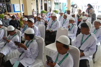 Sejumlah anak mengikuti khitanan massal yang digelar dalam rangka Hari Jadi ke-170 Cilacap. (Pemkab Cilacap).