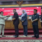 Plt Bupati Cilacap Ammy menyerahkan dokumen LKPJ Cilacap 2025 kepada Ketua DPRD Taufik Nurhidayat didampingi para wakil ketua. (Faiz Ardani).