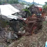 Kondisi rumah yang tertimpa material tanah di Desa Sangkanayu Mrebet Purbalingga, Mingu (12/4/2026). ( Foto : BPBD Purbalingga)