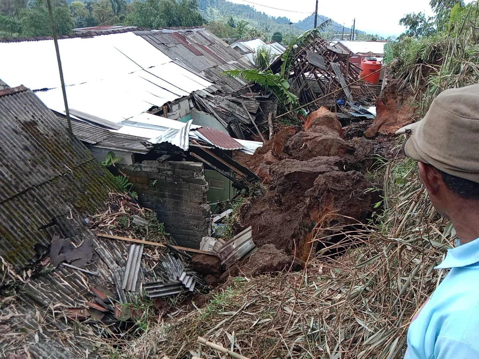 Kondisi rumah yang tertimpa material tanah di Desa Sangkanayu Mrebet Purbalingga, Mingu (12/4/2026). ( Foto : BPBD Purbalingga)