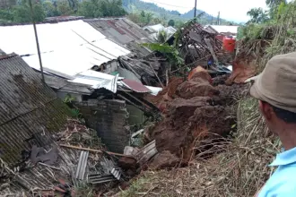 Kondisi rumah yang tertimpa material tanah di Desa Sangkanayu Mrebet Purbalingga, Mingu (12/4/2026). ( Foto : BPBD Purbalingga)