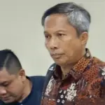 Mantan Pj Bupati Cilacap Awaluddin Muuri saat jalani persidangan. (Dok Ist).