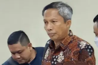 Mantan Pj Bupati Cilacap Awaluddin Muuri saat jalani persidangan. (Dok Ist).